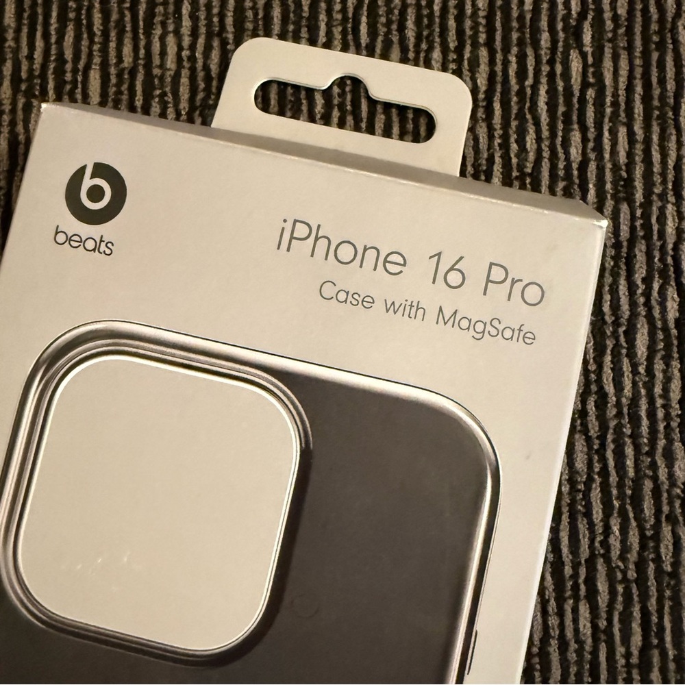 Beats by Dre iPhone 16 Pro Case with MagSafe Black - Picture 9 of 11